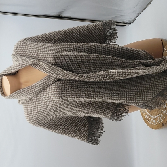 Curling Houndstooth Shawl ~ made in Italy Tan & Off White w/ grayish fringe - Picture 1 of 17